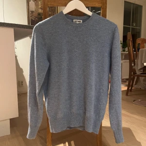 Stickad tröja, softgoat - Tja, säljer är välskött softgoat tröja i 100% cashmere då den är för liten. Använts ca 10 gånger, så skicket är i princip som nytt. Nypris: ca 3500kr