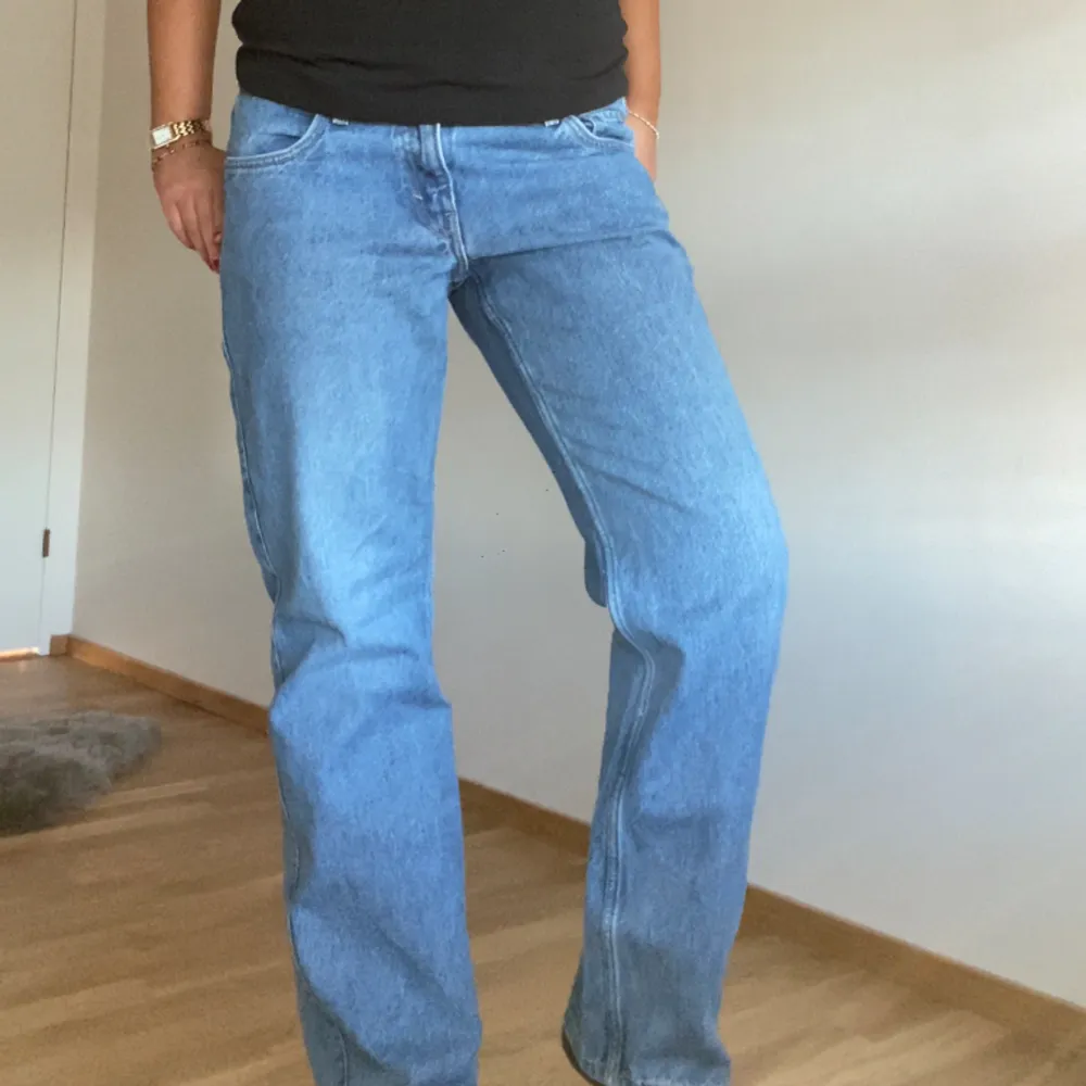 Low wasited Weekday jeans i modellen  arrow. Denna mörkblåa färgen säljs inte längre!  Jag brukar bära storlek 38 och dessa sitter perfekt baggy på mig. Pris går att diskutera och det är bara att be om fler bilder vid intresse💓-  Köpta för 590 kr . Jeans & Byxor.