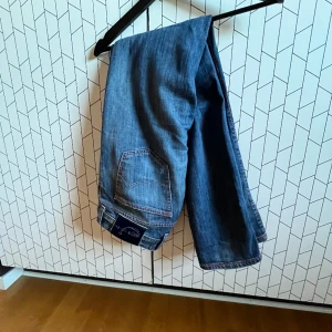 Jacob Cohën jeans - Tjena! Säljer nu dessa riktigt feta Jacob Cohën byxorna // Skick 9/10 riktigt fint skick inget fel med dem // Byxorna är i storlek W35 men L är runt 32-33 //vid funderingar kom gärna pm.