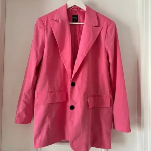 Rosa kavaj  - Säljer en rosa kavaj som endast är använd 1 gång i storlek M.