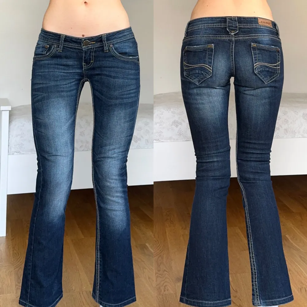 midja: 79 innerben: 71 🤍 lågmidjade bootcut jeans, vintage från Amisu 🤍 jag är 171cm & stl S/36/28 för referens 🤍 läs POLICY & FRAKT (i gillade inlägg) innan du skriver 🤍 använd gärna ”köp nu” 🤍 . Jeans & Byxor.