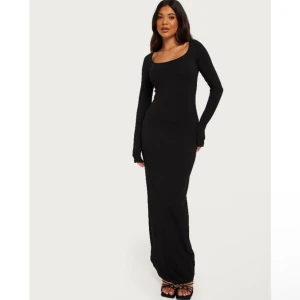 Svart långklänning  - Superfin Klänning från Nelly.  Storlek Xs men passar även S