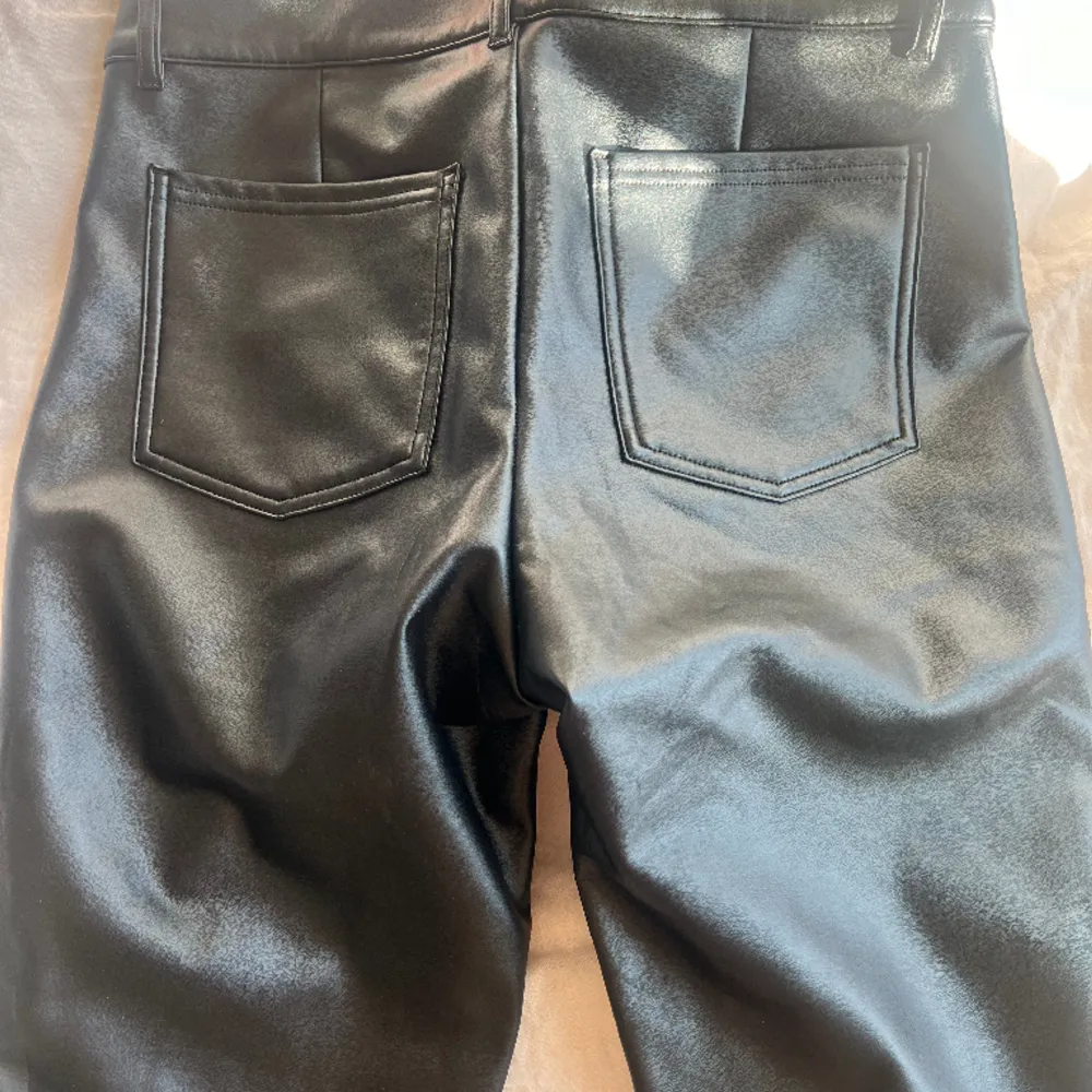 Byxor i mjukt material från Calzedonia i storlek M. Endast använda en gång. Utsvängd modell. . Jeans & Byxor.