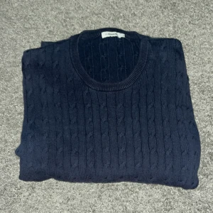 Kabelstickad J.Lindeberg Tröja. - Kabelstickad från J.Lindeberg! Riktigt snygg till våren! Skicket är hyfsat bra och tröjan har använts men den har mycket kvar i sig!  Storlek M. Priset är inte hugget i sten. Hör av er vid funderingar.✅