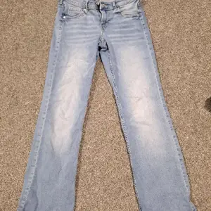 Lågmidjade bootcut jeans som är för små för mig! Midja:32cm Längd:90cm Insida:65cm
