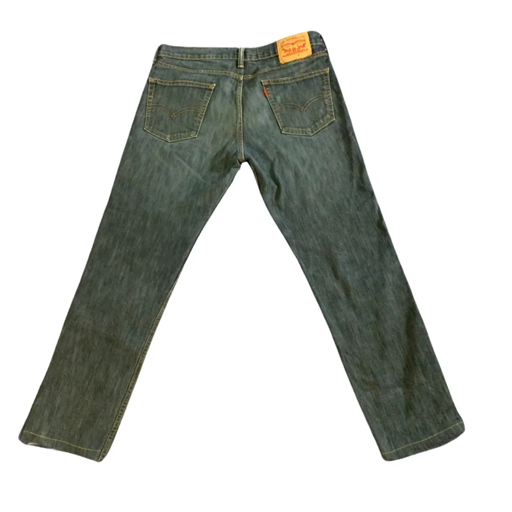 Ett par feta jeans i mycket bra skick. Levi’s 511 med måtten: Total Längd: 98 cm, Ben från gren 74 cm, Midja tvärs över: 45cm. Tveka inte vid förslag av pris och frågor!. Jeans & Byxor.