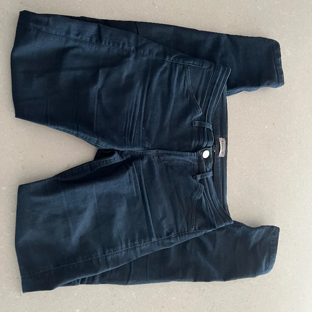 Snygga jeans från Filippa K! De är i en skinny modell och sitter snyggt på. Nypris är omkring 2000 kr, de är i gott skick!💕 Kontakta vid intresse och tveka inte att ställa frågor🥰. Jeans & Byxor.