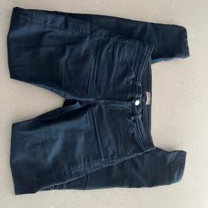 Snygga jeans från Filippa K! De är i en skinny modell och sitter snyggt på. Nypris är omkring 2000 kr, de är i gott skick!💕 Kontakta vid intresse och tveka inte att ställa frågor🥰