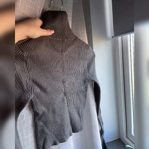 Turtle neck - Croppad ribbstickad topp från zara🤍 Tight och Stretchig. Skriv gärna till mig vid frågor ✨