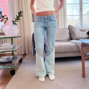 Snygga jeans!  - Så snygga lågmidjade och unika jeans!  MIDJEMÅTT:78cm INNERBENSLÄNGDEN:77cm  Lite fläckig på ena knät men man ser det knappt kolla bild 3❤️