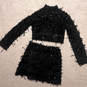 Klännings set - Jätte vackert set med polo tröja & kjol (svart med paljetter) Jätte fint på & perfekt på en utekväll elr nyårsafton!!  🤩😍Användt 2 gånger & oj vad komplimanger man får!  Båda plagten är i storlek S.  Kan självklart använda bara tröjan elr kjolen.