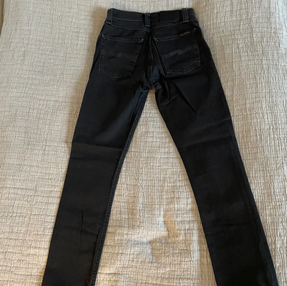 Mörkgråa Nudie Jeans, sparsamt använda. Storlek 26/32 💕. Jeans & Byxor.