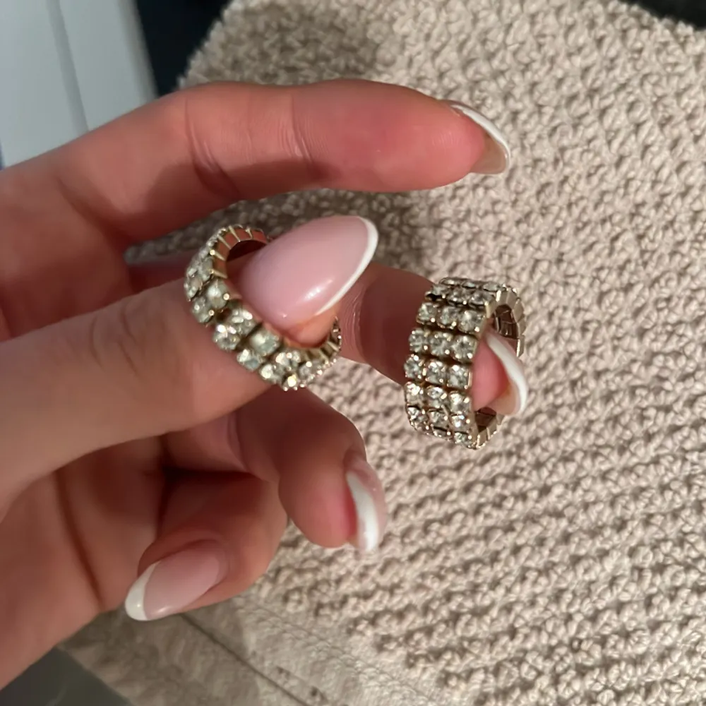 Säljer dessa fina ”strass liknande” ringarna som är i One size. Så passar alla storlekar. Aldrig använda, nyskick. Säljer båda för 150 Kr. Köparen står för frakten! . Accessoarer.