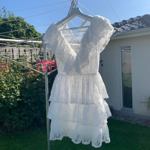 Klänning - OBS❗️Eftersom budgivningsfunktionen är borta så säljer jag den till den som lagt högst prisförslag t.o.m. ons 15/5! Jättefin klänning, perfekt till studenten!☀️🥂🍓