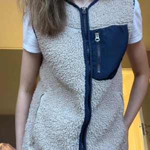 Teddy väst  - Fin Teddy väst i beige och mörkblå! Använd köp nu ❤️