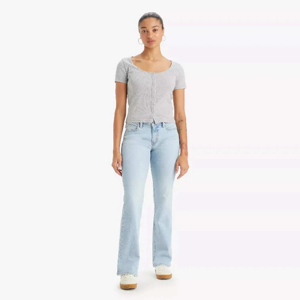 Superfina lågmidjade bootcut jeans från Levi’S i mycket bra skick, använda en gång💕. Jeans & Byxor.