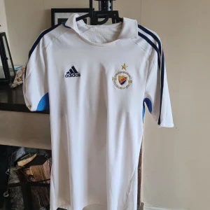 Djurgården Matchtröjor  - Djurgården matchtröjor från olika årtal. 3 st, kan säjas stuck men även alla i ett paket. Om det ska skickas betalar köparen frakten. 400:- st eller alla 3 för 1000:-