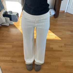 Randiga kostymbyxor  - Jättesnygga kostymbyxor från Principles som tyvärr är lite korta för mig💕Dom är lite rosa längst ner på byxorna, sysns inte när man har på sig dom. Annars jättebra skick💕Jag är 177cm midjemått: 38cm Innerben: 77cm