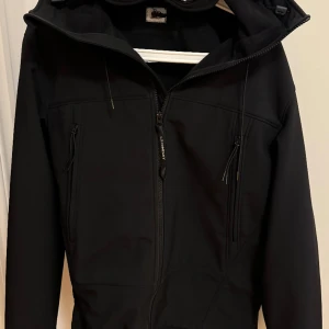 Cp Company jacka soft shell  - Soft shell cp jacka. I bra skick inga diktera fel. Taggar finns kvar i jackan. Nypris 5800kr. Storlek L