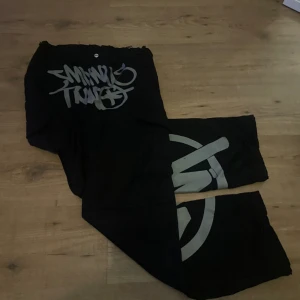 Minus 2 cargo - Minus 2 cargo pants i svart använd 3 gånger 