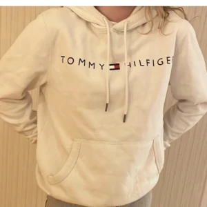 Tommy Hilfiger Hoodie - Köpt från plick. Har själv använt den ca 4 gånger.  89kr + frakt