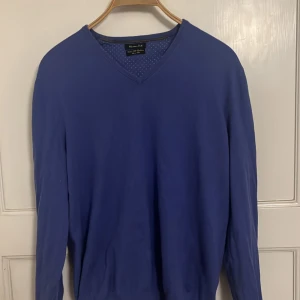 Massimo dutti tröja Kashmir blandning - Blå massimo dutti tröja, en lite v-krage avsedd att bära över skjortan. Använd i helheten men inga speciella defekter. Skick 8/10