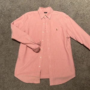 Ralph Lauren linneskjorta - Raffe skjorta i toppskick, inga defekter alls. Fräsch och snygg skjorta till våren/sommaren! Hör av er vid funderingar. 🤝