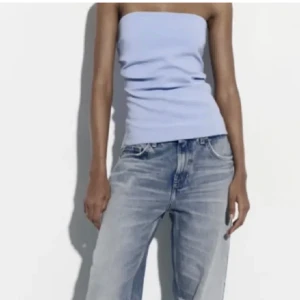 Tubtopp Zara - Så fin somrig ”tubtopp” från zara som tyvärr är för liten för mig. Den är i jättebra skick då den ej användts så mycket. Det är bara att höra av er angående frågor annars går det bra att trycka på köp nu 💓🤩🎀😀