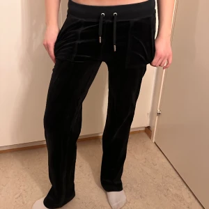 Svarta juicy couture byxor - Säljer mina svarta juicy couture byxor. Tvättat de väldigt många gånger så det finns spår på användning. De är inte jätte urtvättade så fortfarande lite lena. Metallet på byxorna har rostat en del. Säljer på grund av att jag inte använder de längre.