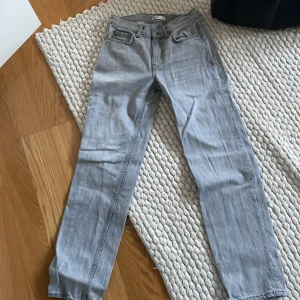 Gina jeans  - Gina jeans som jag inte får användning av längre. Är storlek 34 men har töjt sig så en 36 skulle jag säga 