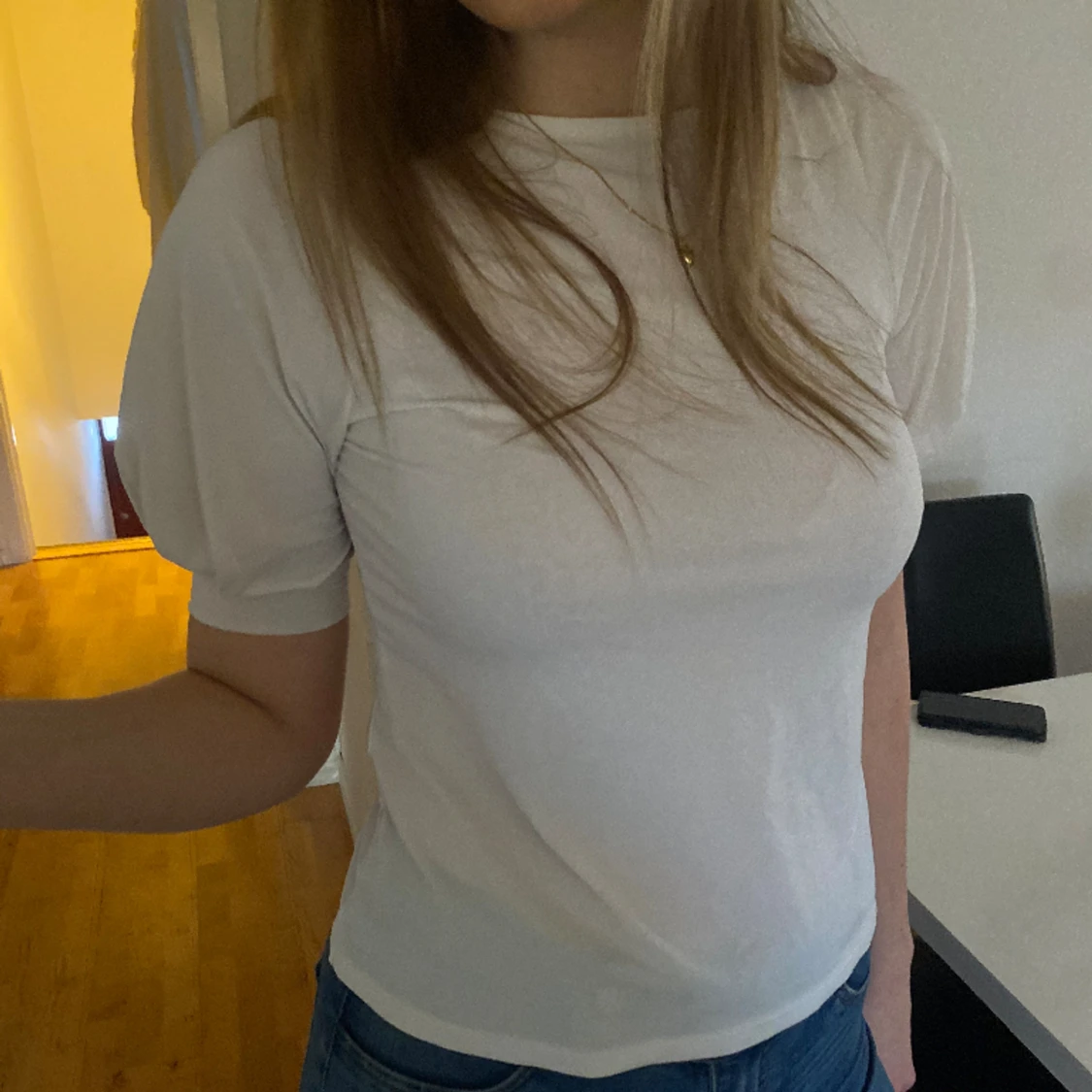 Vit t-shirt med volangarmar