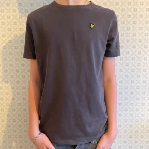 Lyle and scott T-shirt  - Tjena säljer min Lyle and scott T-shirt i storlek 14/15 år men passar XS och S. Säljes ny pris €30. Hör av er vid vid fundering. Mvh Levi 🍾!