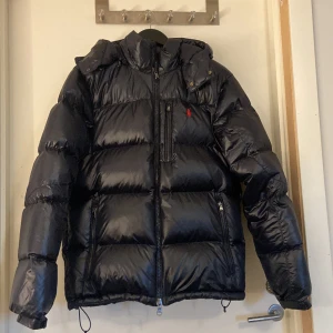 Ralph Lauren Jacka - Använd 6 gånger, köpte den i november 2023. Inga defekter 10/10 i skick