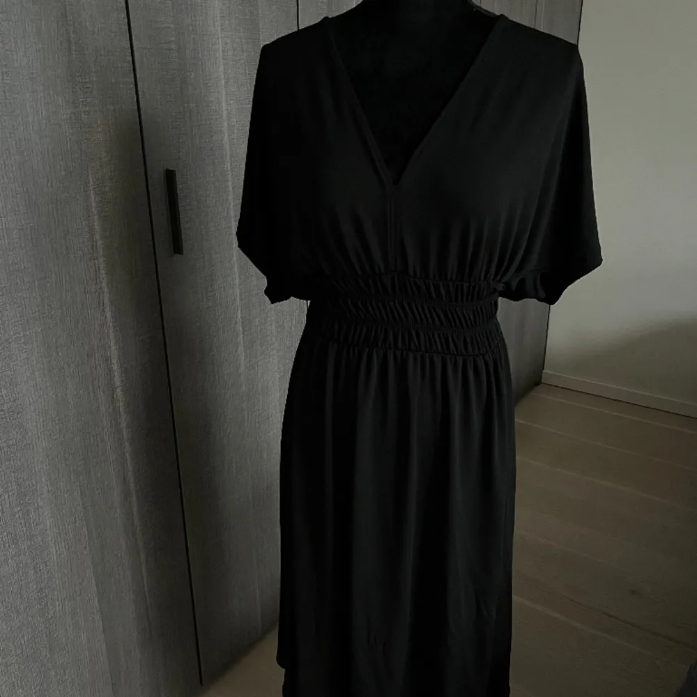 Svart lång klänning från Zara, strl 36. Aldrig använd. Säljer för 179kr ❤️❤️❤️❤️❤️❤️. Klänningar.