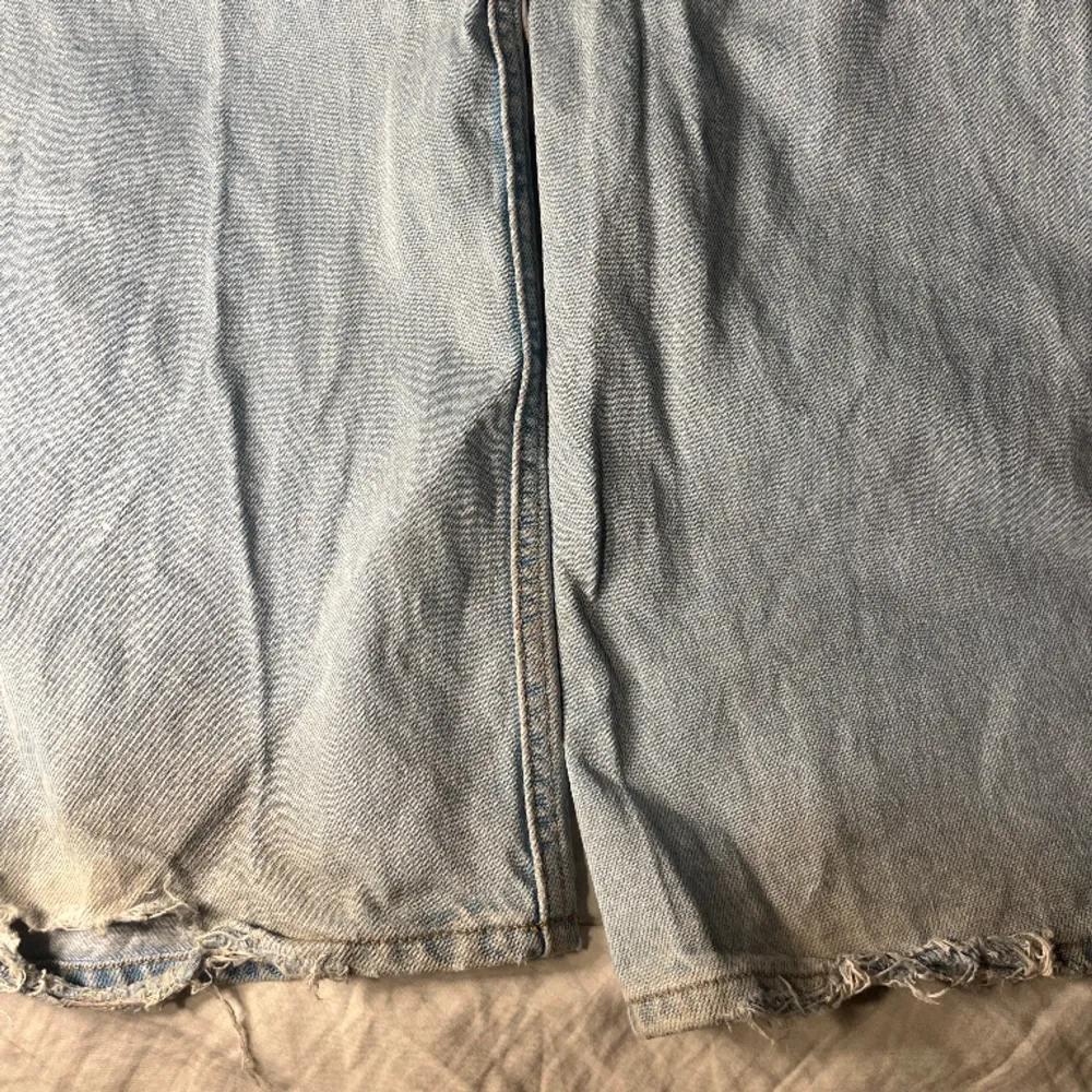 Fina ljusblåa jeans från Hm i storlek 34 💕 Säljer eftersom dom inte kommer till användning längre. Köparen står för frakten. Tryck köp nu. Skriv om du skulle ha några frågor 💕. Jeans & Byxor.