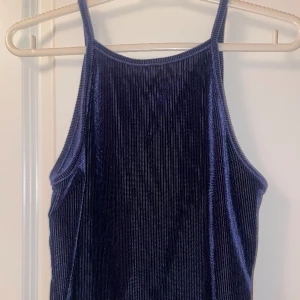 Sammet linne  - Marinblå sammet linne. Aldrig använd. Från Bikbok. Ny ytan prislapp. S. 