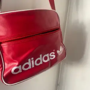 Adidas original väska i röd. I nyskick.