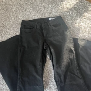 Lågmidjade jeans  - Säljer nu dessa skitsnygga Lågmidjade jeansen från Vero Moda som endast är använda en gång då jag har ett par som ser nästan likadana ut!  Sitter jättebra på mig som är 168🥰 Nypris: 549kr