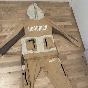 Säljer Hoodrich storlek M - Använd fåtal gånger har tröttnat på den, därför säljer jag den. Vid snabb affär kan vi diskutera pris.