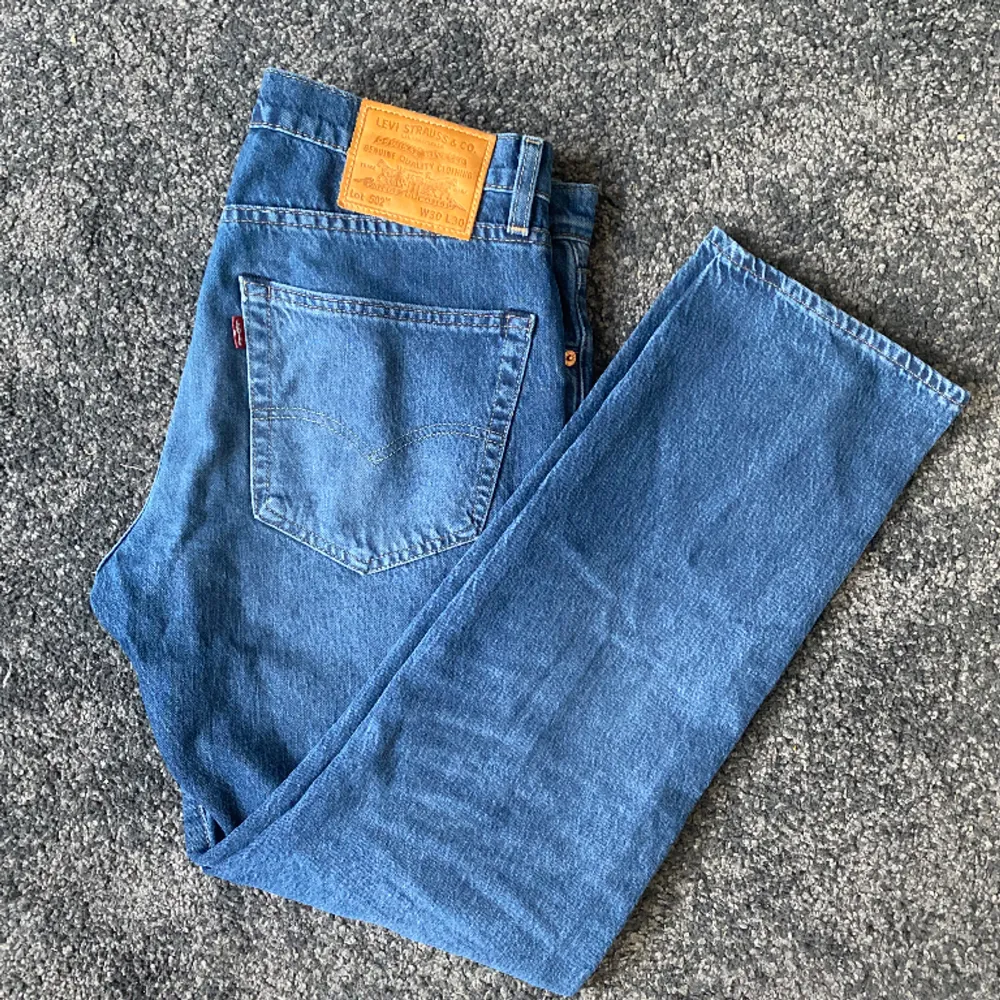 Levis jeans i fint skick i modellen 502 som är regular/slim fit. Han på bilden är 182, tveka inte att kontakta vid eventuella frågor 😀. Jeans & Byxor.