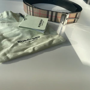 Burberry bälte - Säljer äkta burberry reversible belt. Köpt på NK och är sparsamt använd. Extra hål finns samt tags och bag ingår. Hör av dig vid frågor! 😊
