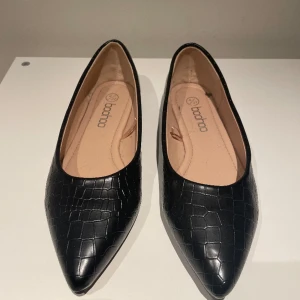 Ballerinaskor nya - Nya ballerinaskor med spetsig tå. Nya. Storlek 37