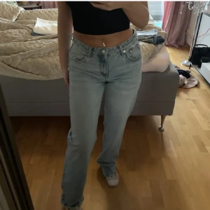 Lågmidjade jeans - Midrise straightleg jeans från pull and bear, använd endast en gång 💙