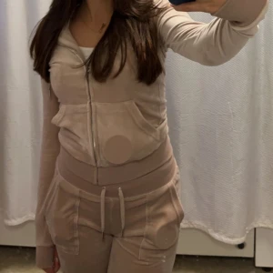 Juicy set - Säljer mitt beiga juicy set då jag har ett i en annan färg som jag använder mer. Bra skick hör av er vid fler bilder eller frågor! Tröja xxs byxor xs