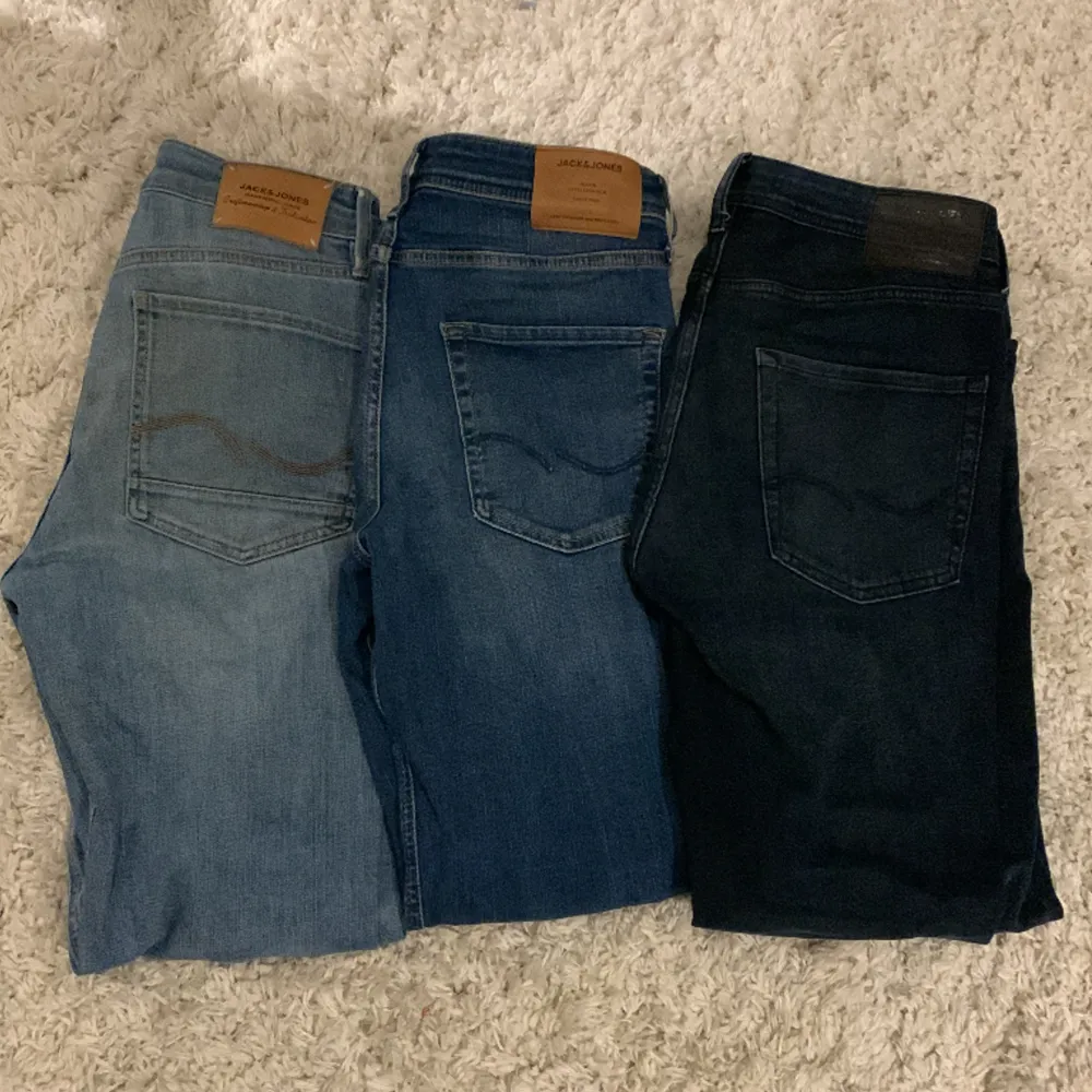 Jätte fina par Jack and Jones jeans, alla är i storlek 29/32, 300 spänn styck. Om du köper alla kan kan du ta dem för 750 och vid snabb affär kan priset diskuteras 🤩🤩. Jeans & Byxor.