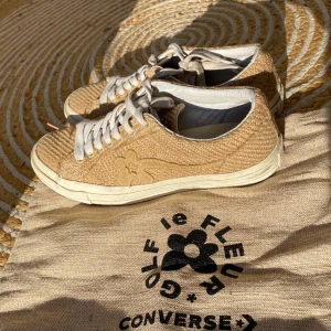 Golf Le Fleur x Converse Wheat - Hej, säljer ett par fräscha Golf Le Fleurs x Converse i wheat färg. Bra skick utan defekter. Dustbag medkommer. Storlek 42 och True To Size. Köpta för 2000kr. Pris kan diskuteras. Hör av dig vid frågor. 