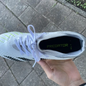 Fotbollskor Addidas preditor  - Varan är i helt ny skick har använts typ 1-3 gånger, Det är storlek 44 men passar även folk med storlek 43!