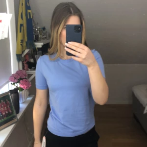 T-shirt  - Tunn blå T-shirt, helt ny, endast testad