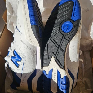 NEW BALANCE550 SN1 SNEAKERS 'VIT/TEAM ROYAL - NEW BALANCE 550 SN1 SNEAKERS 'VIT/TEAM ROYAL.  Helt nya, aldrig använda! 