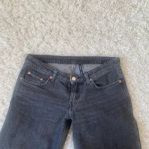 Lågmidjade jeans i strl W27 L32 från Weekday🩶 midjemått: 41cm, innerbenslängd: 79cm